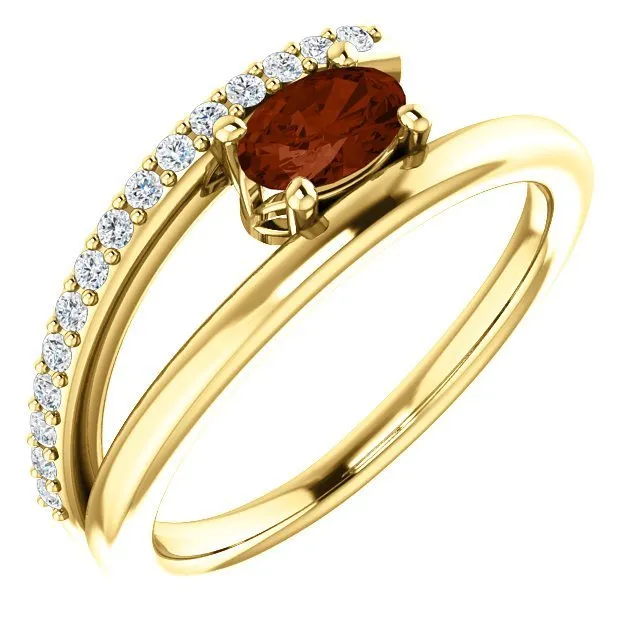 14KT GOLD 0.55 CT GARNET & 1/8 CTW DIAMOND SPLIT SHANK RING