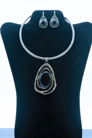 NE-296  Silver Collar with Black Oval Pendant