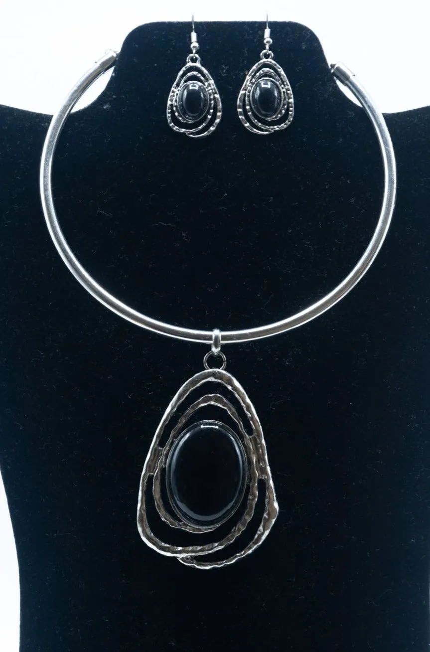 NE-296  Silver Collar with Black Oval Pendant